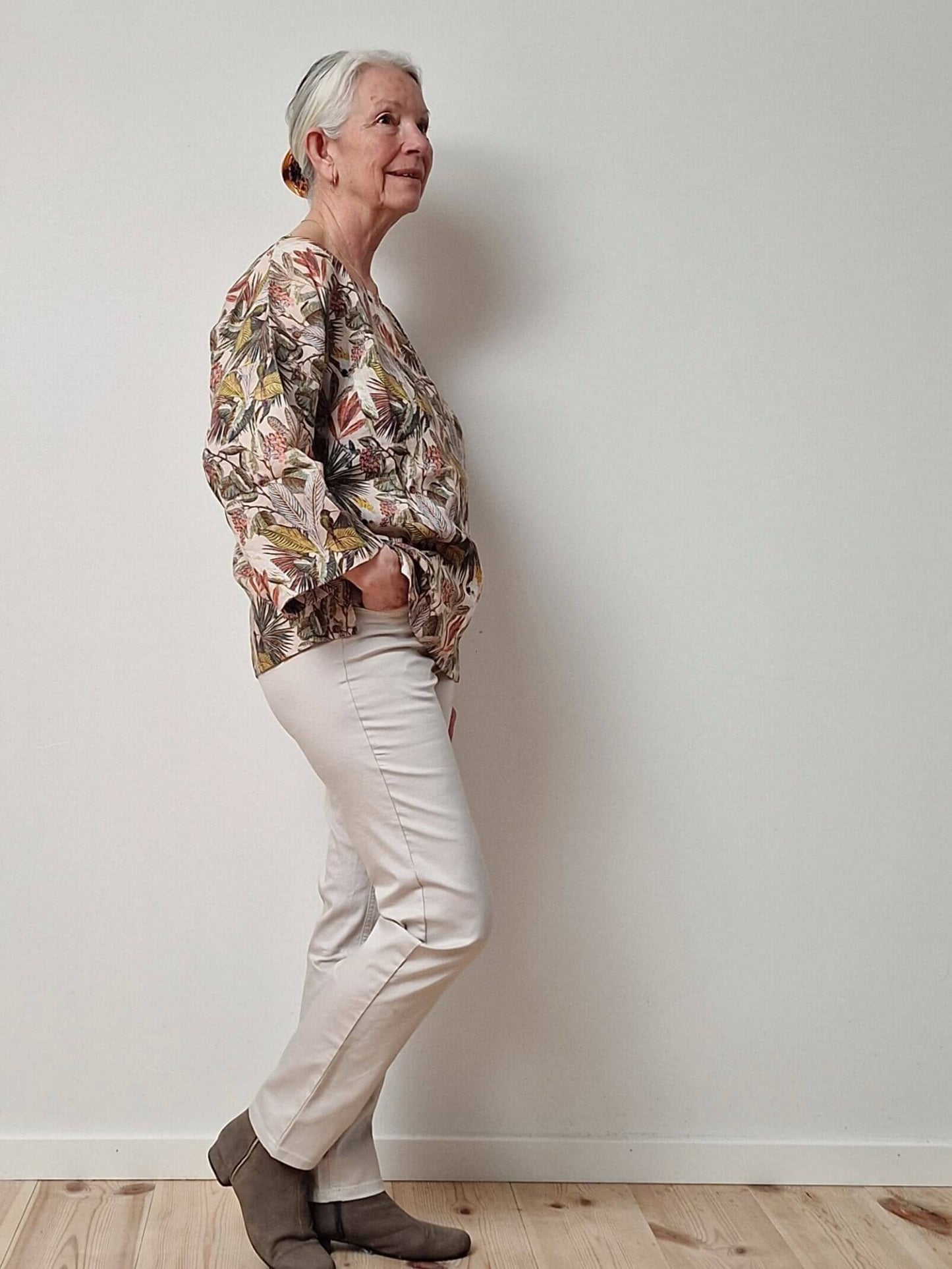 Jeans i sandfarvet, lys lærred