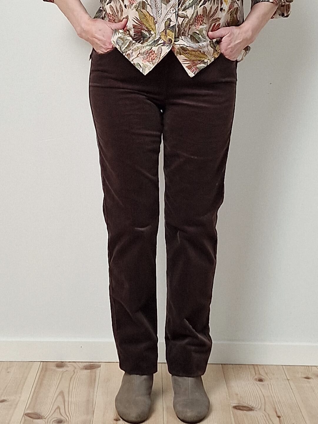 Lang buks i brunt babyfløjl