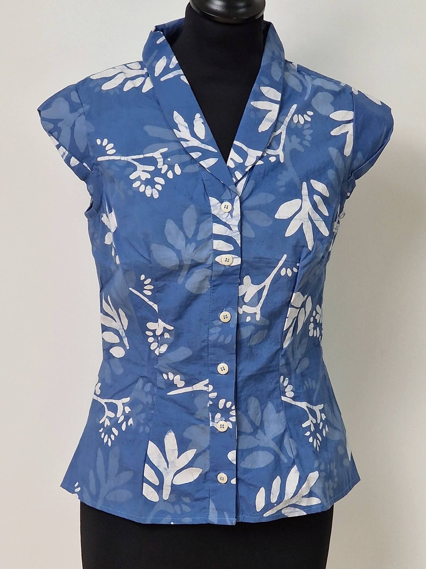 Retro bluse med små vingeærmer