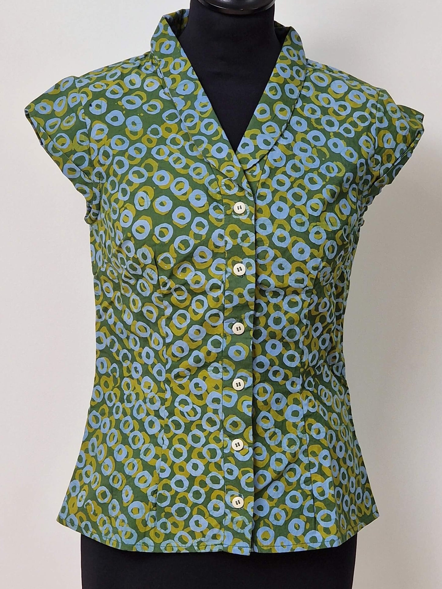 Retro bluse med små vingeærmer