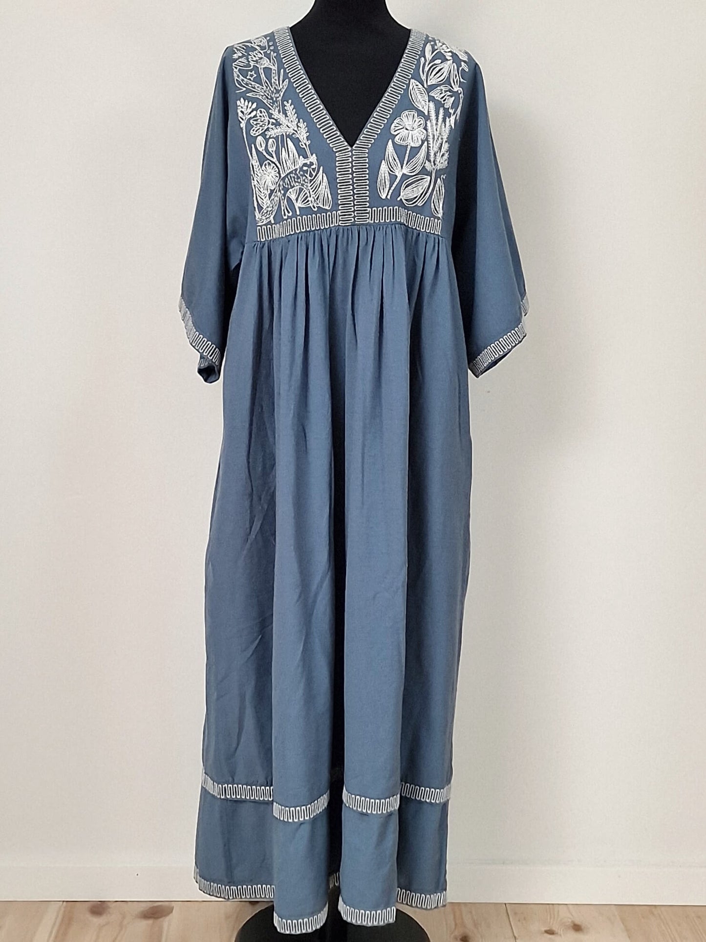 Lang kjole med broderi