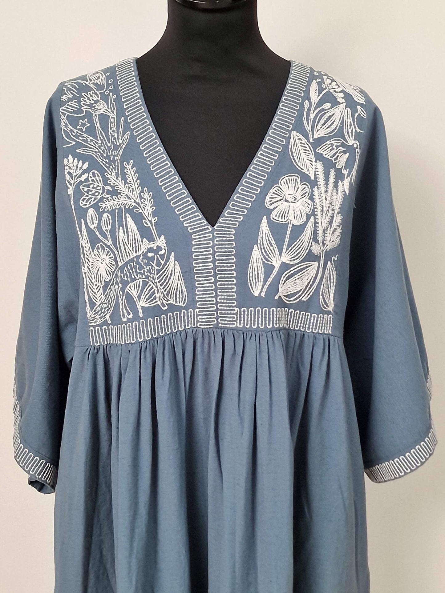 Lang kjole med broderi