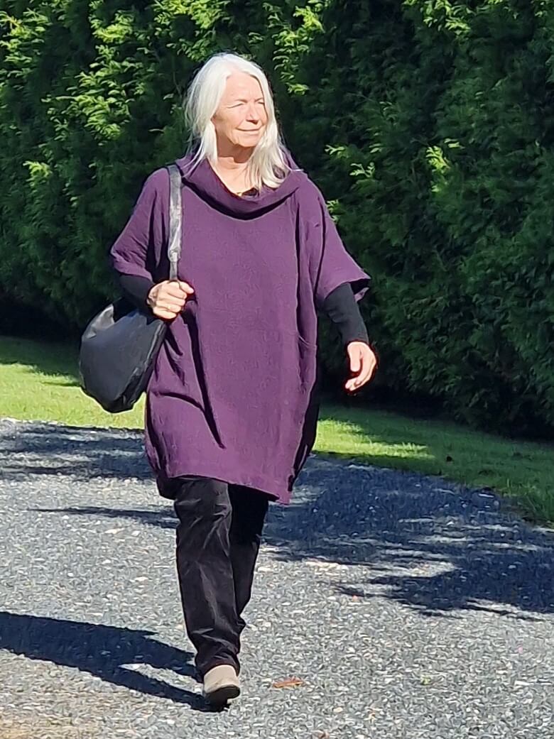 Oversize kjole i mørk lilla eller grå