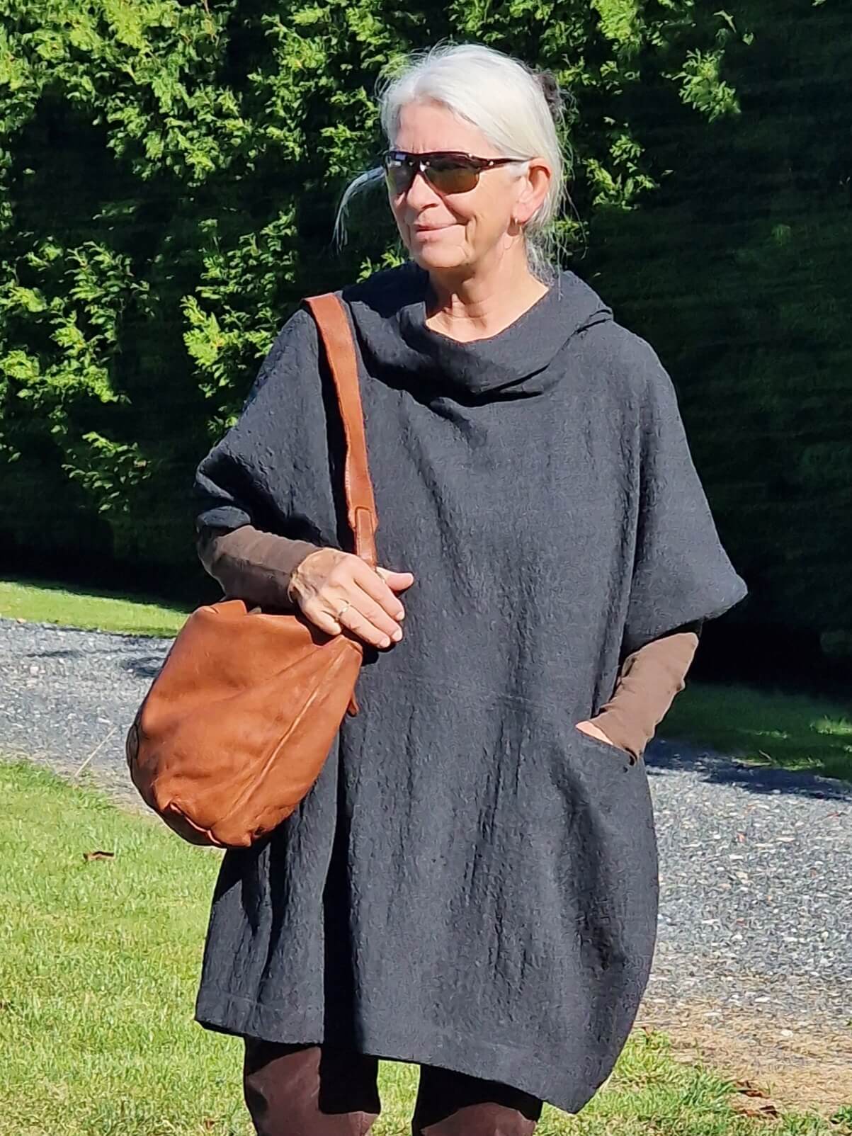 Oversize kjole i mørk lilla eller grå