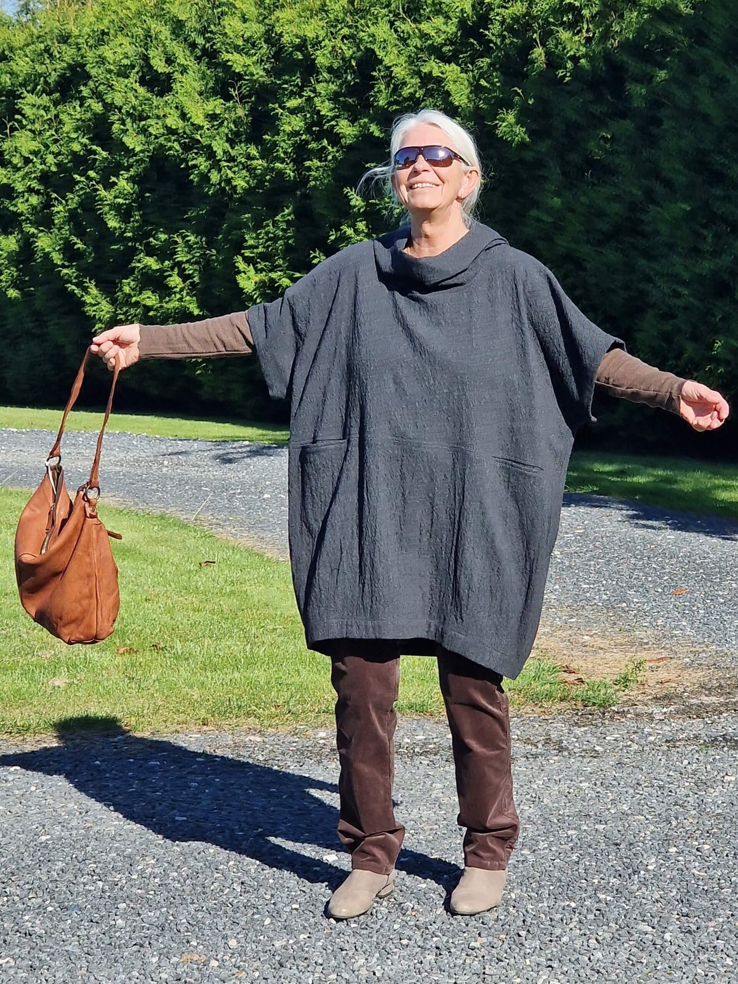 Oversize kjole i mørk lilla eller grå