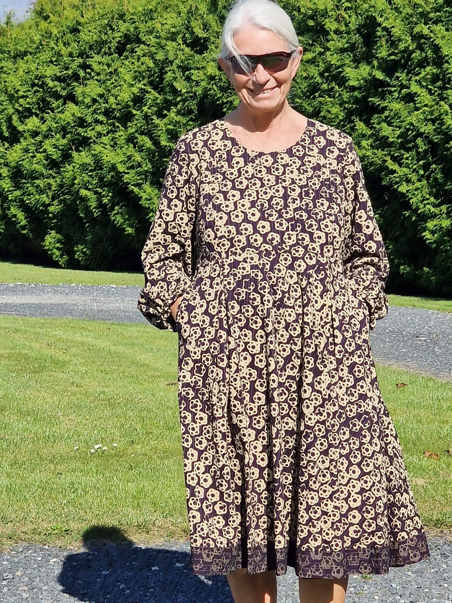 Fin vinterkjole mørk lilla med blomstertryk