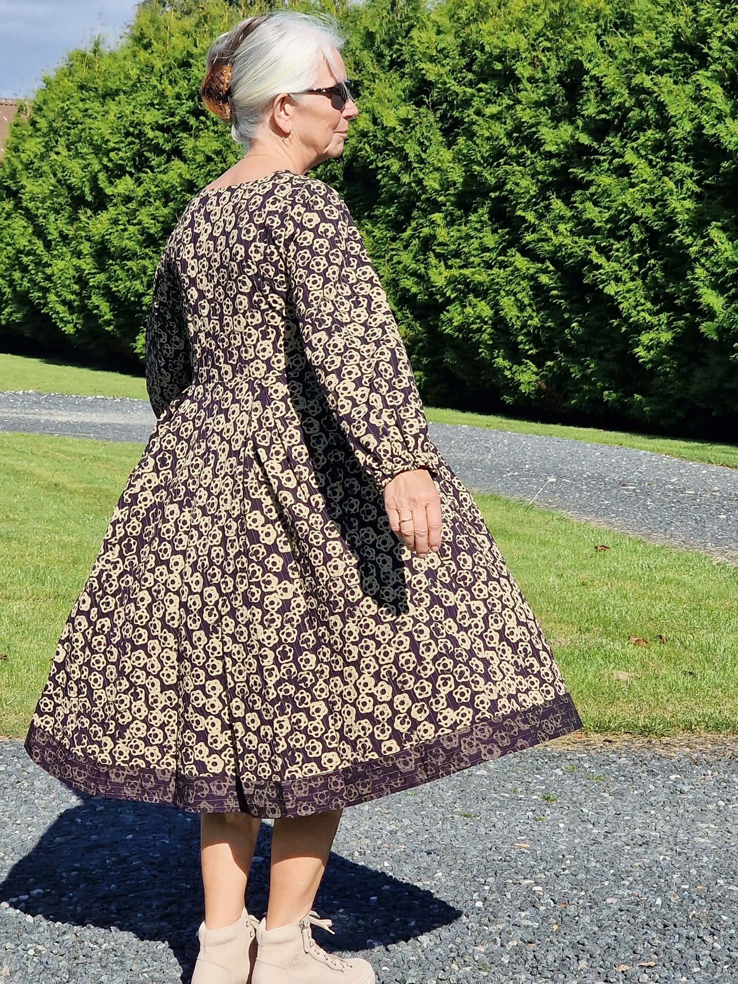 Fin vinterkjole mørk lilla med blomstertryk