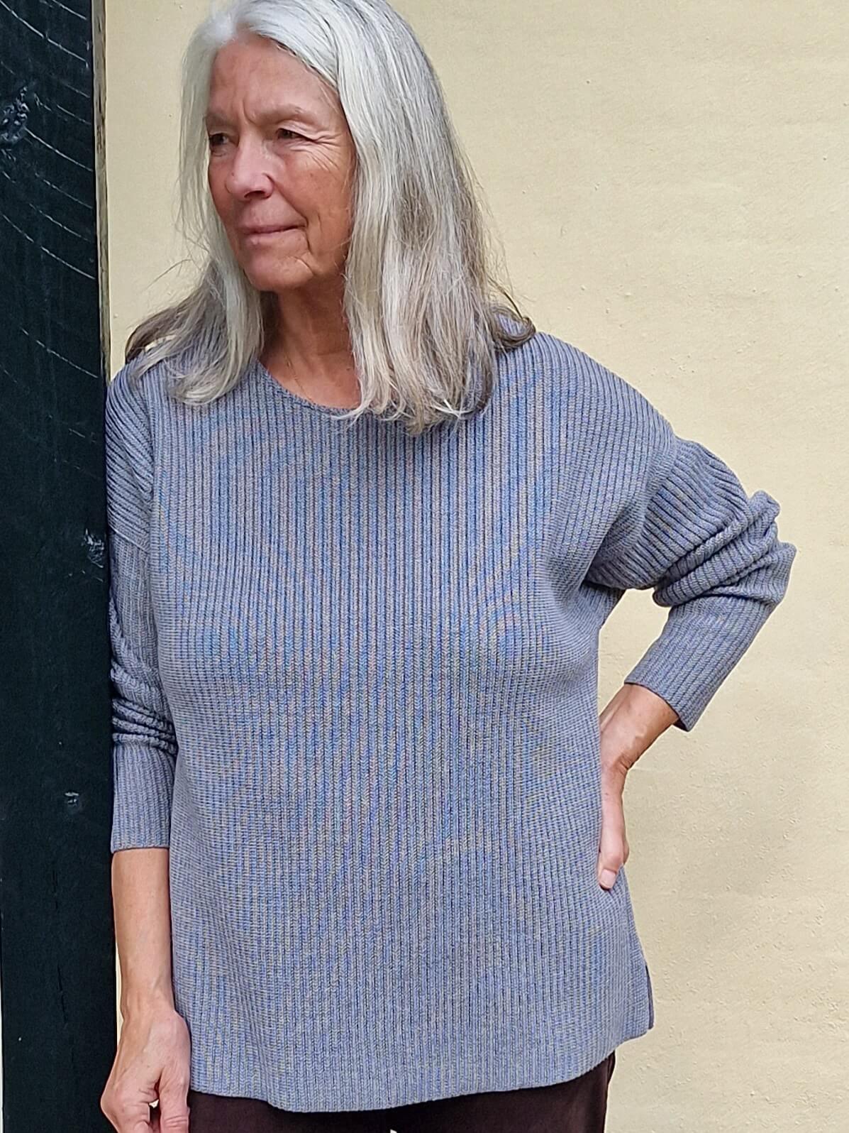 Ribstrikket sweater i oversize.