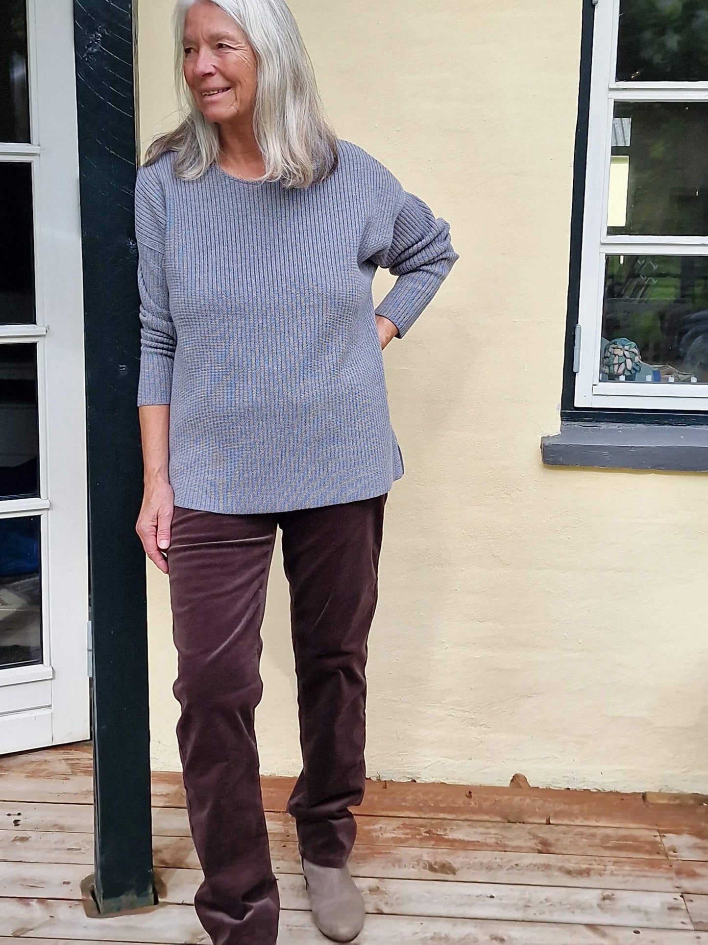 Ribstrikket sweater i oversize.