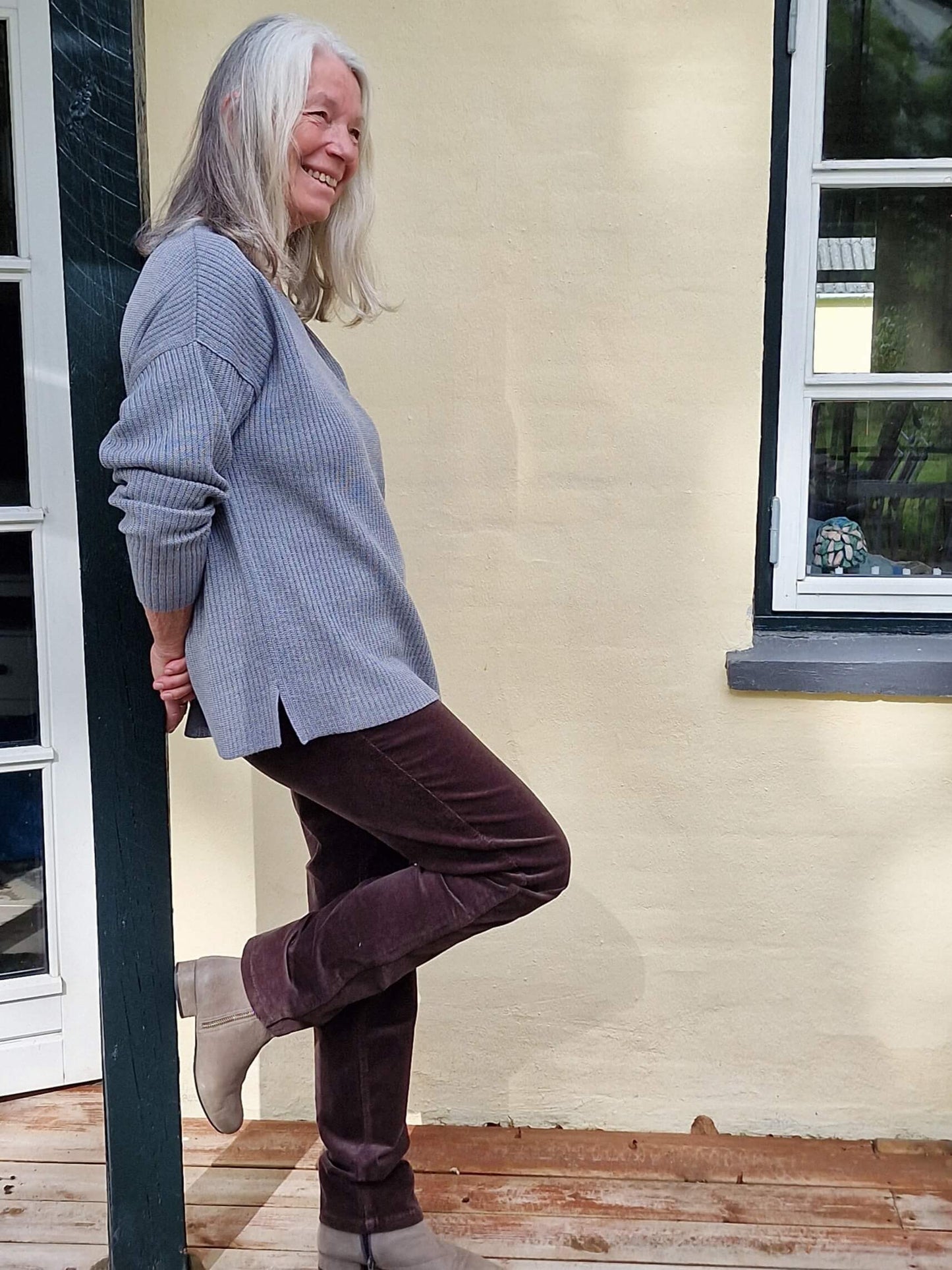 Ribstrikket sweater i oversize.