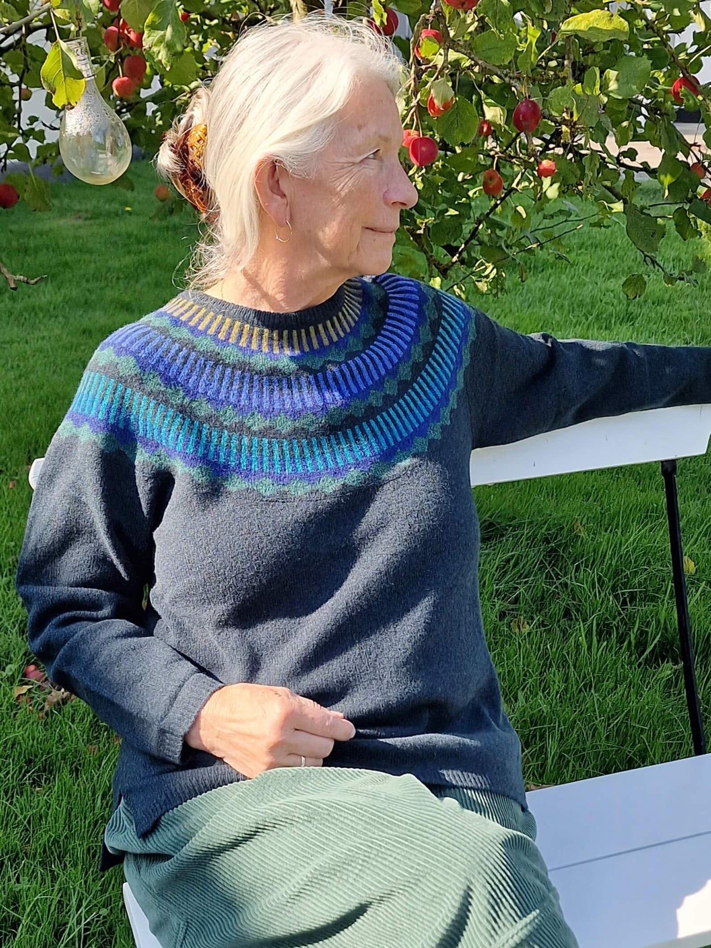 Sweater med mønsterstrik