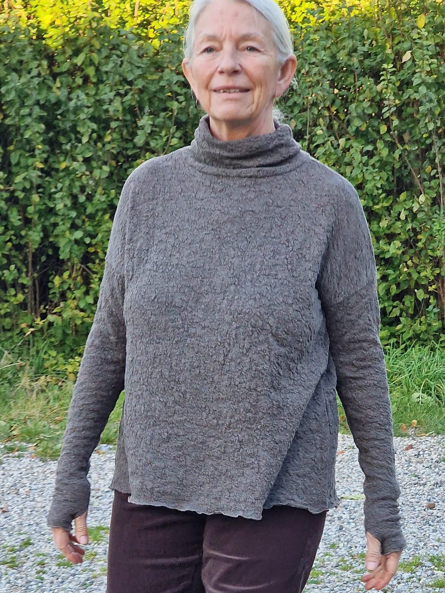 Bred bluse med rullekrave