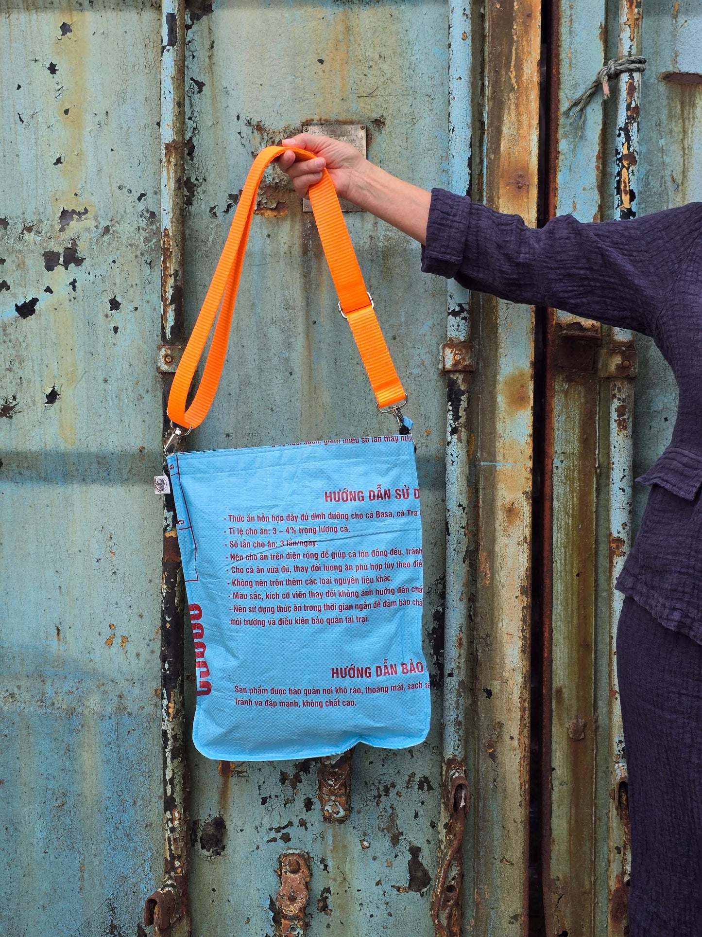 Universaltaske, blå, af upcyclede materialer