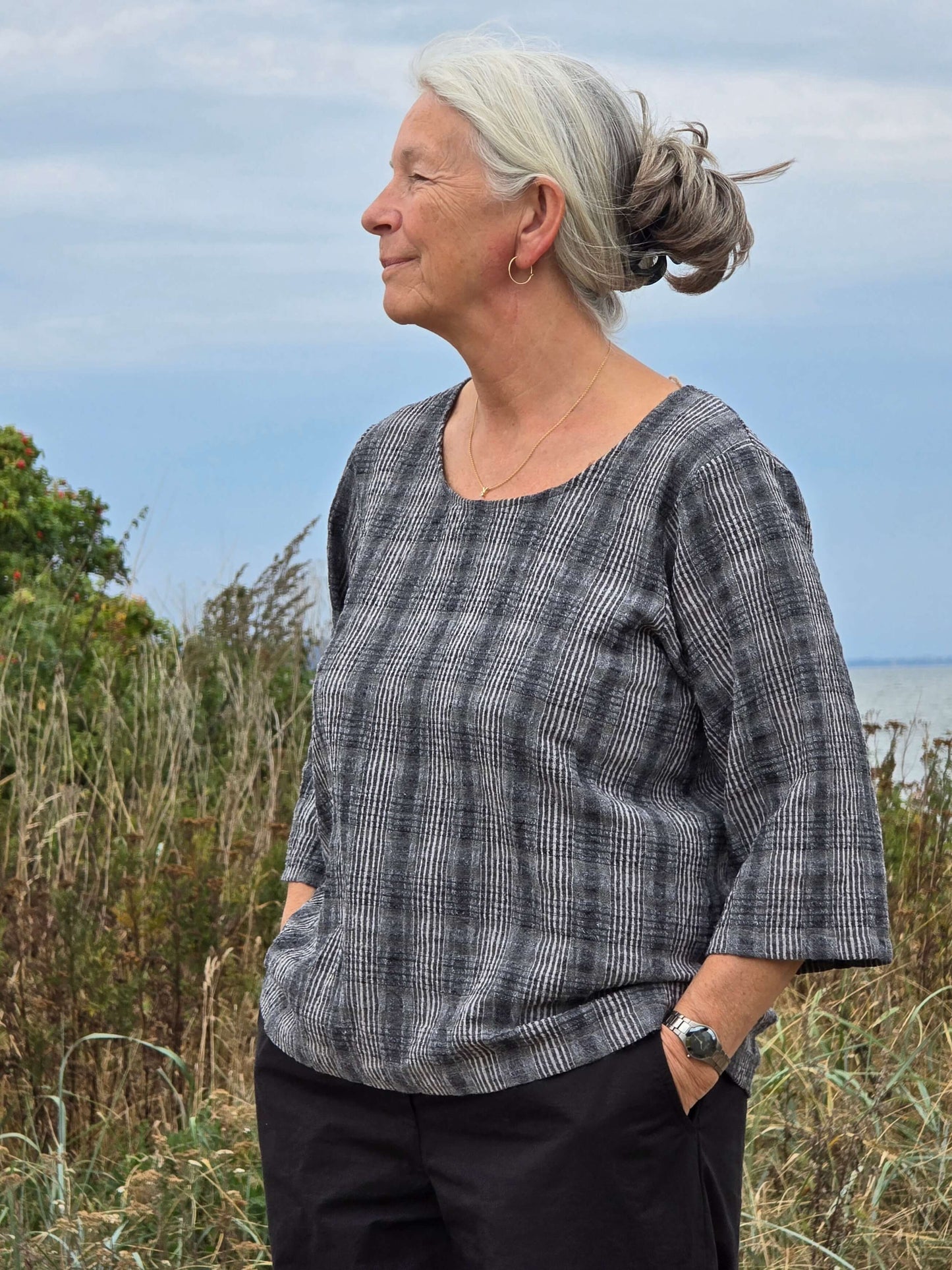Ternet bluse med rund hals