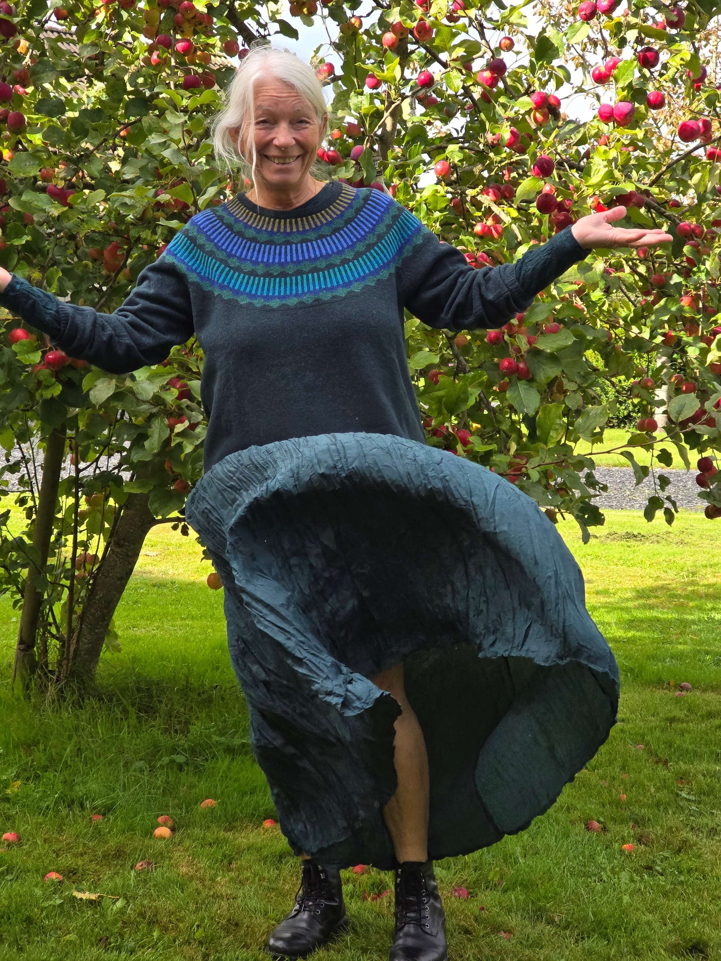 "DETTE", mørkegrøn nederdel i krøllet silke
