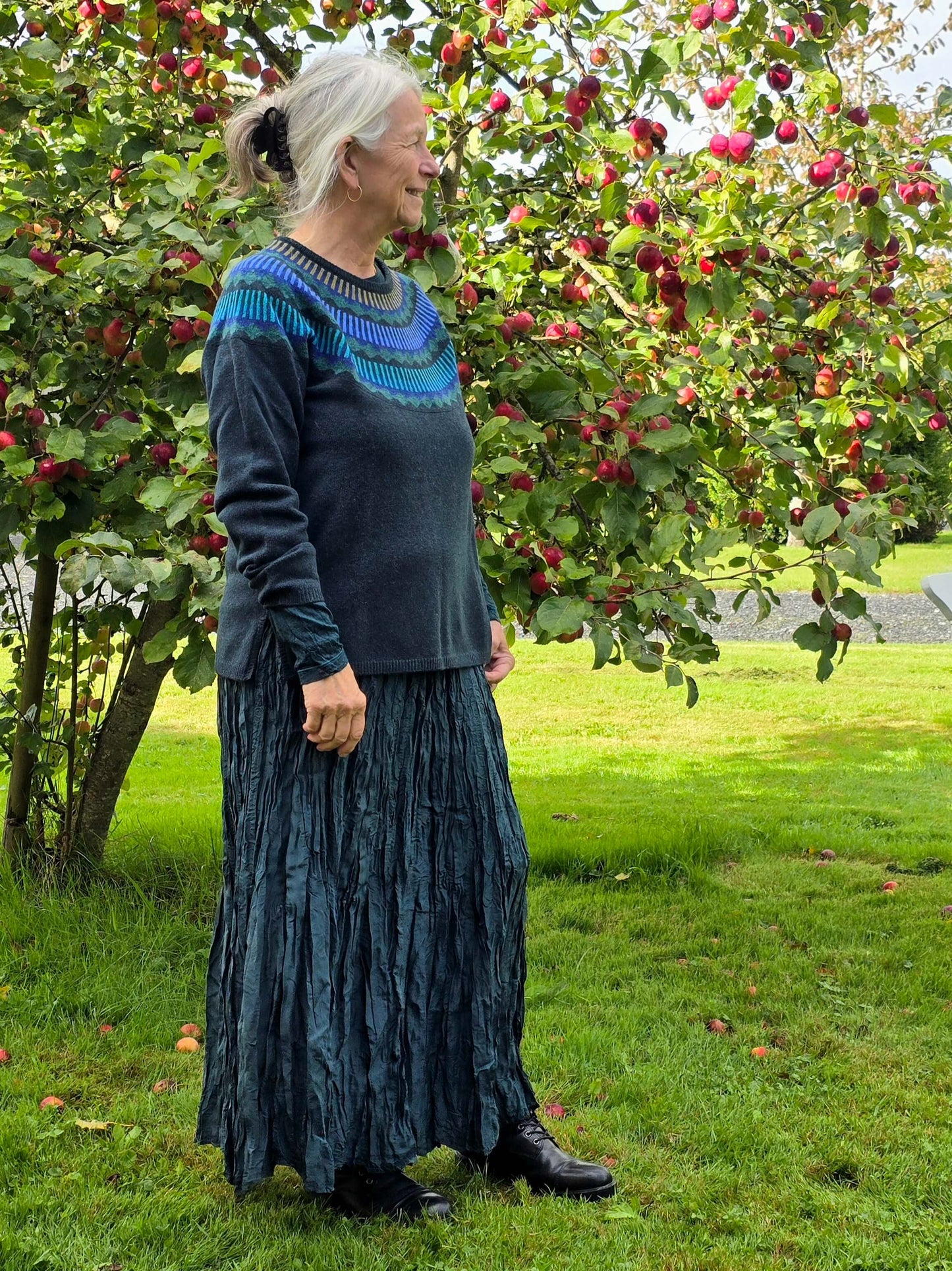 "DETTE", mørkegrøn nederdel i krøllet silke