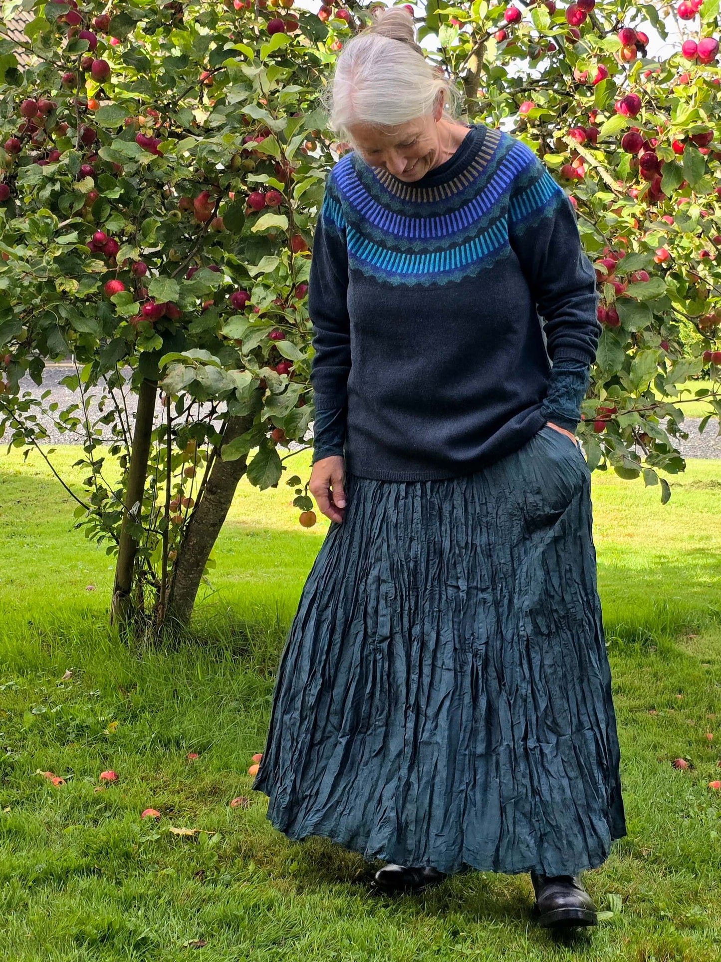 "DETTE", mørkegrøn nederdel i krøllet silke
