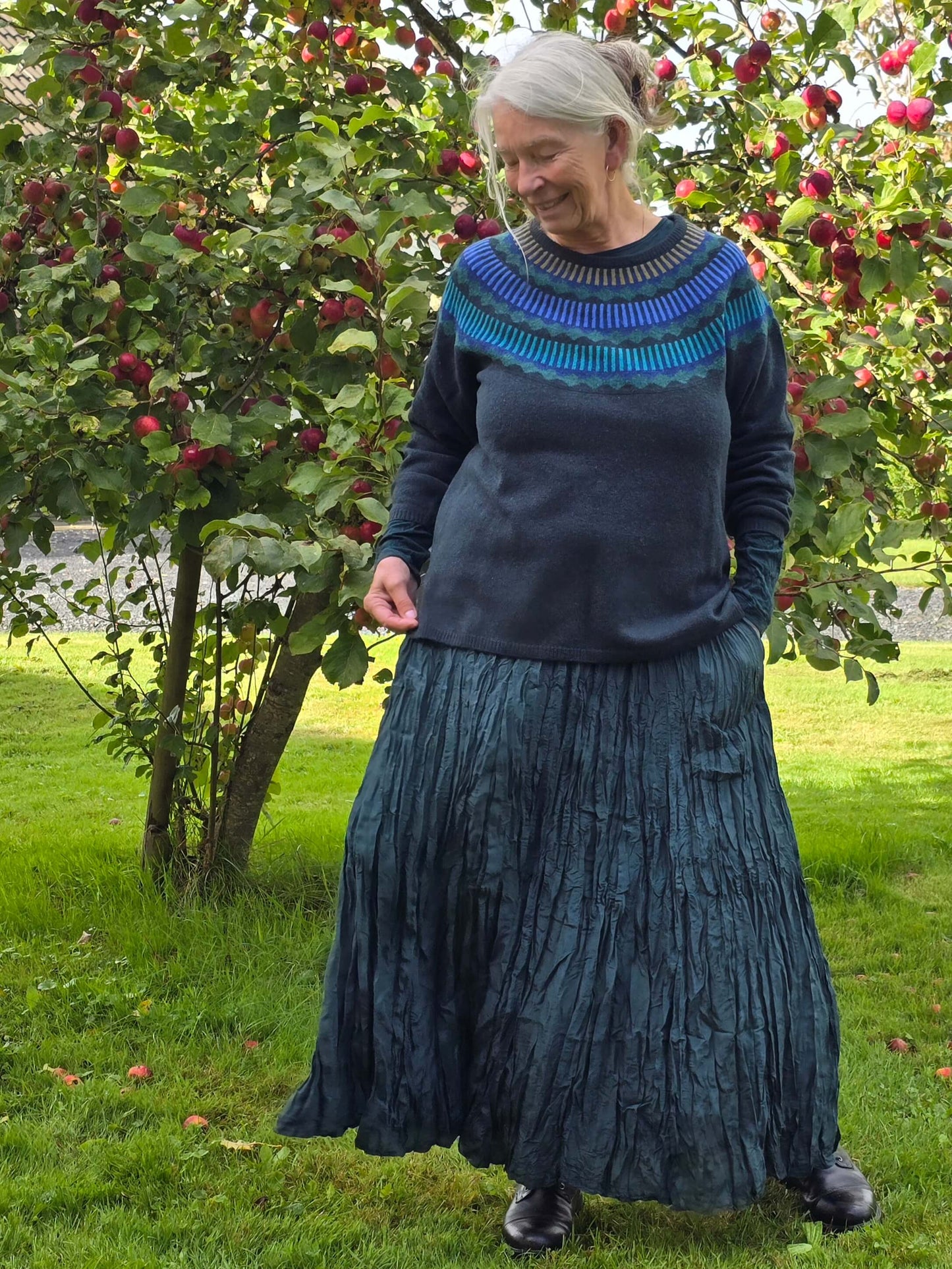 "DETTE", mørkegrøn nederdel i krøllet silke
