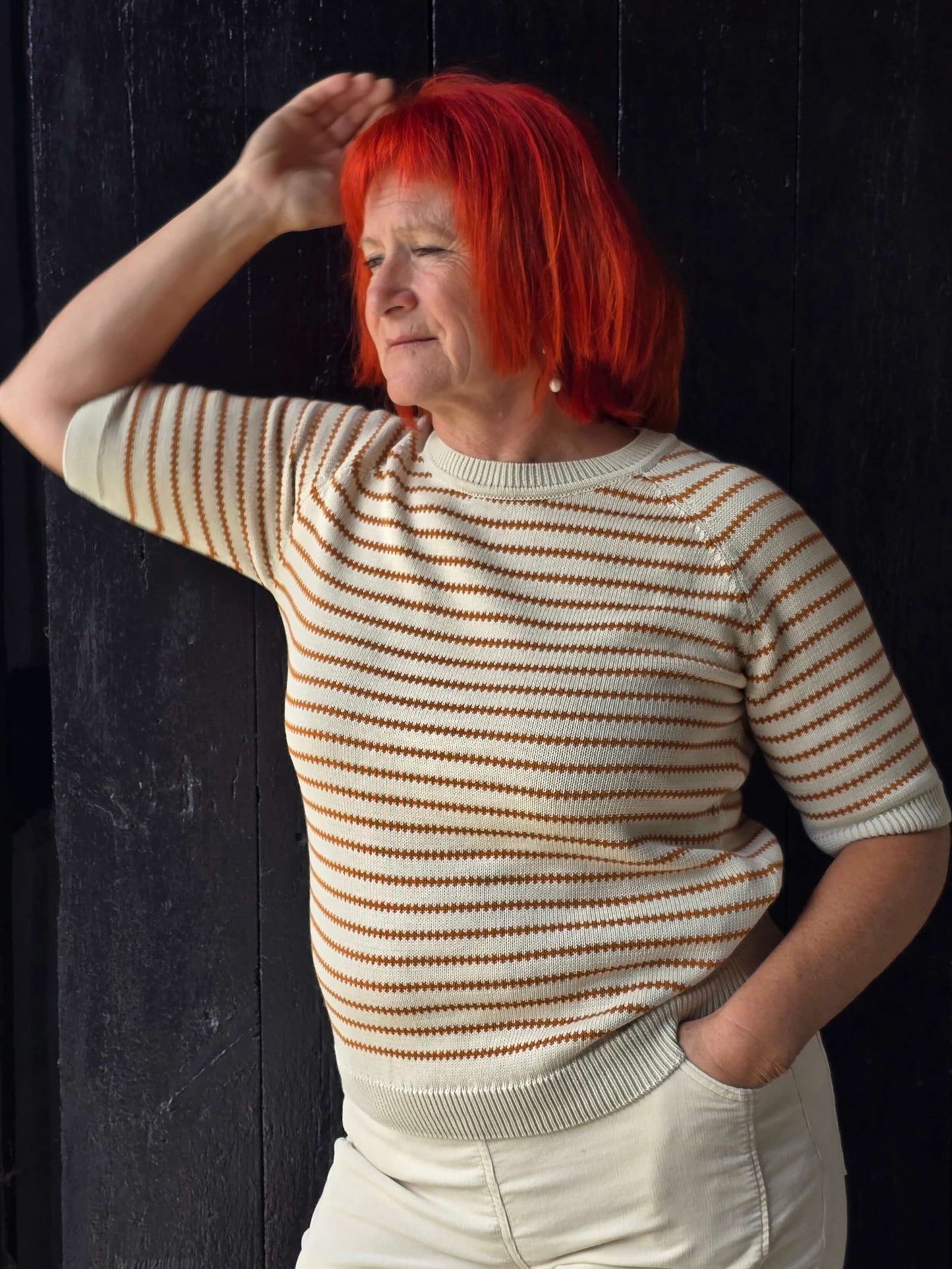 Strikket bluse med gyldne striber
