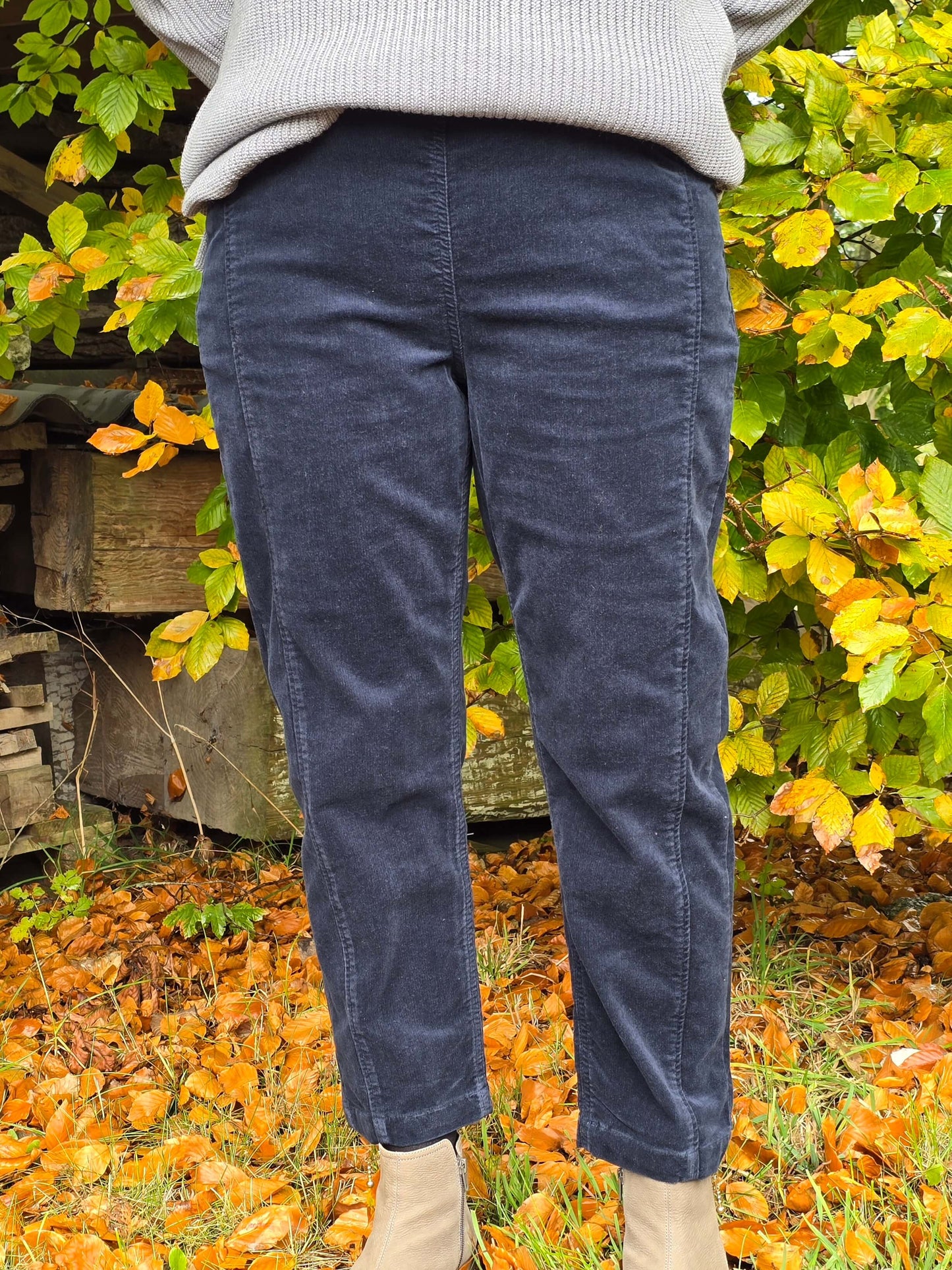 Model Piper i navy babyfløjl