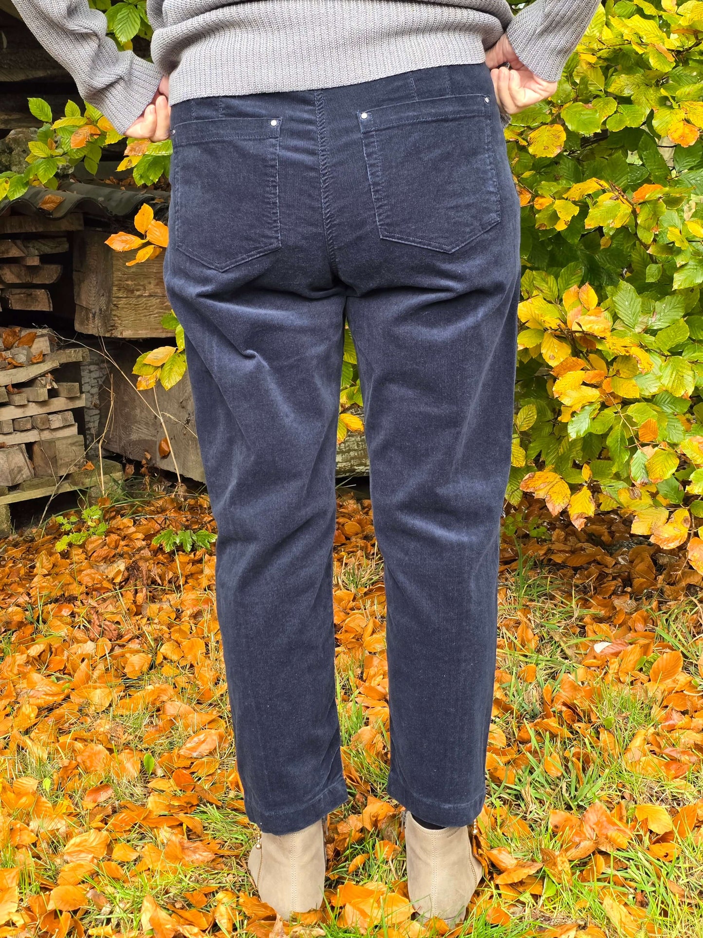 Model Piper i navy babyfløjl
