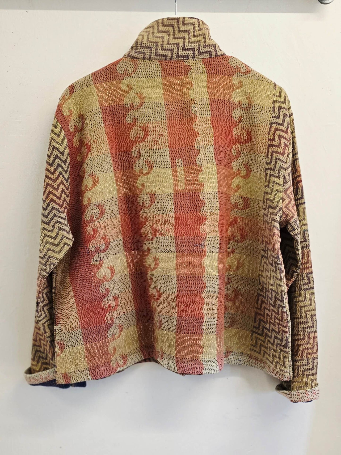 Creme/rød jakke, upcyclet af vintage tæpper