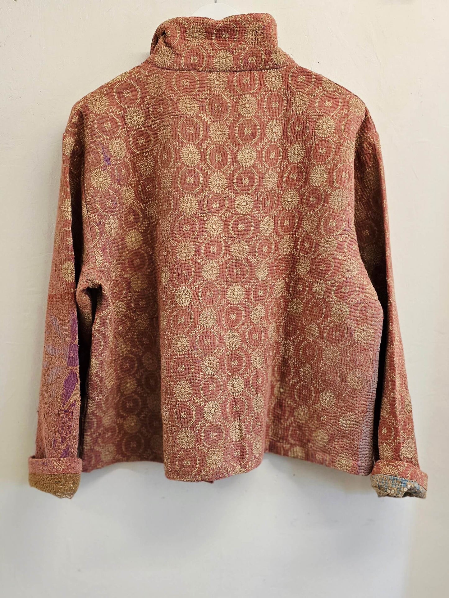 Lakserød jakke, upcyclet af vintage tæpper