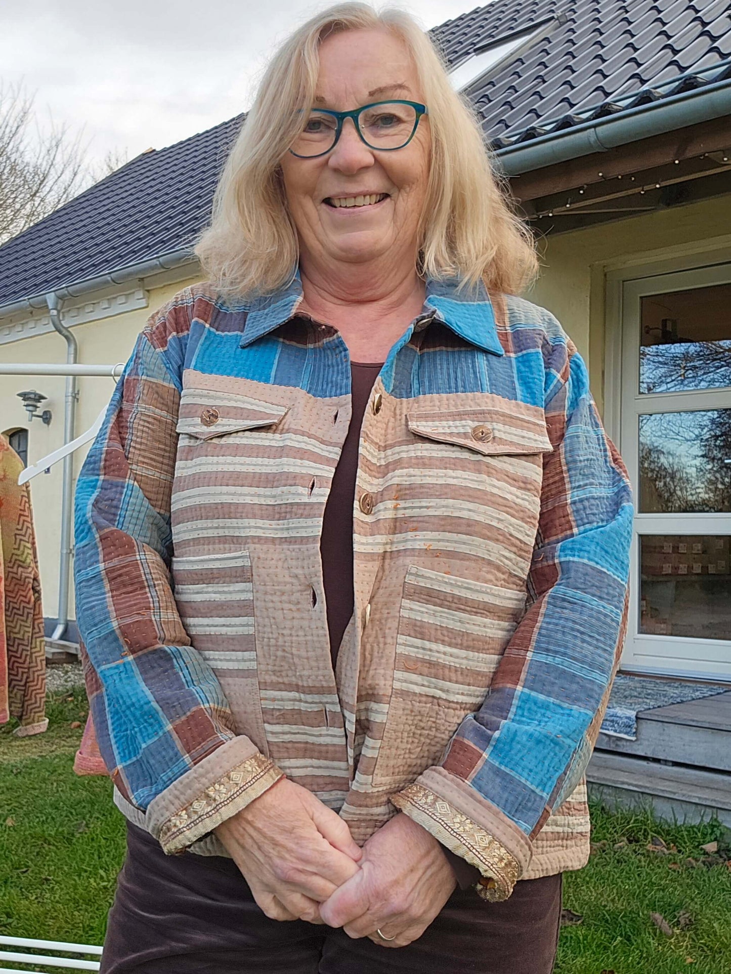 Blå/beige jakke, upcyclet af vintage tæpper