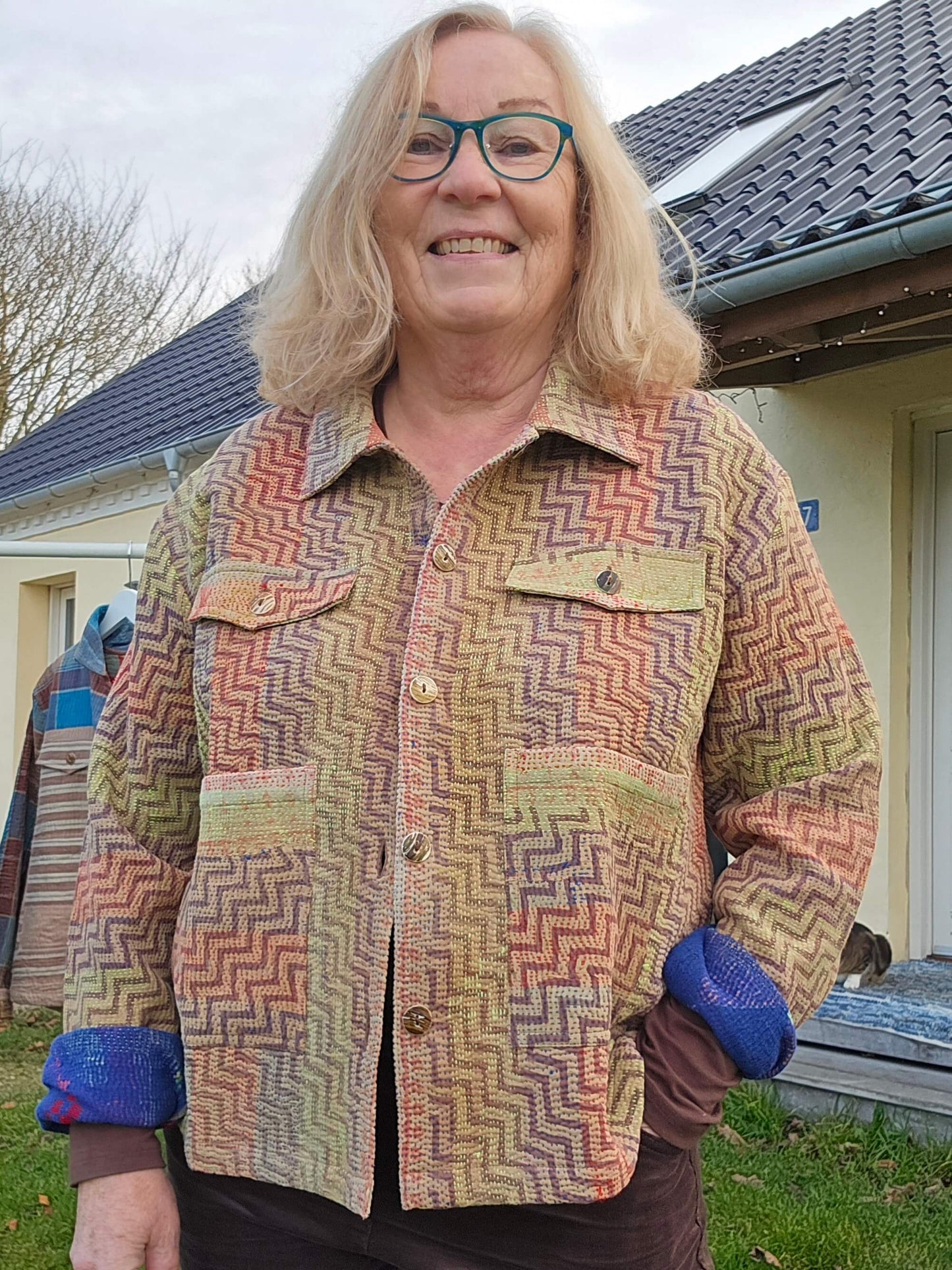 Creme/rød jakke, upcyclet af vintage tæpper