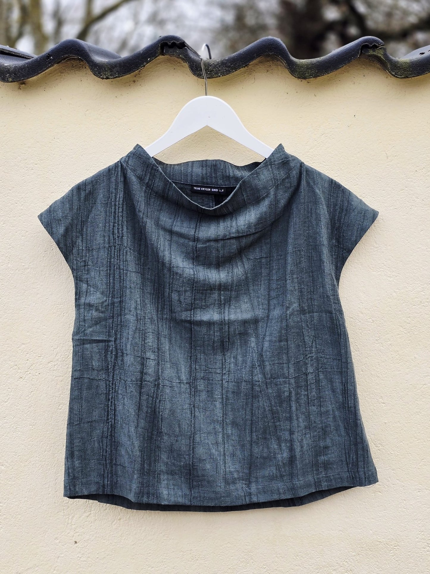 Kort bluse med høj hals