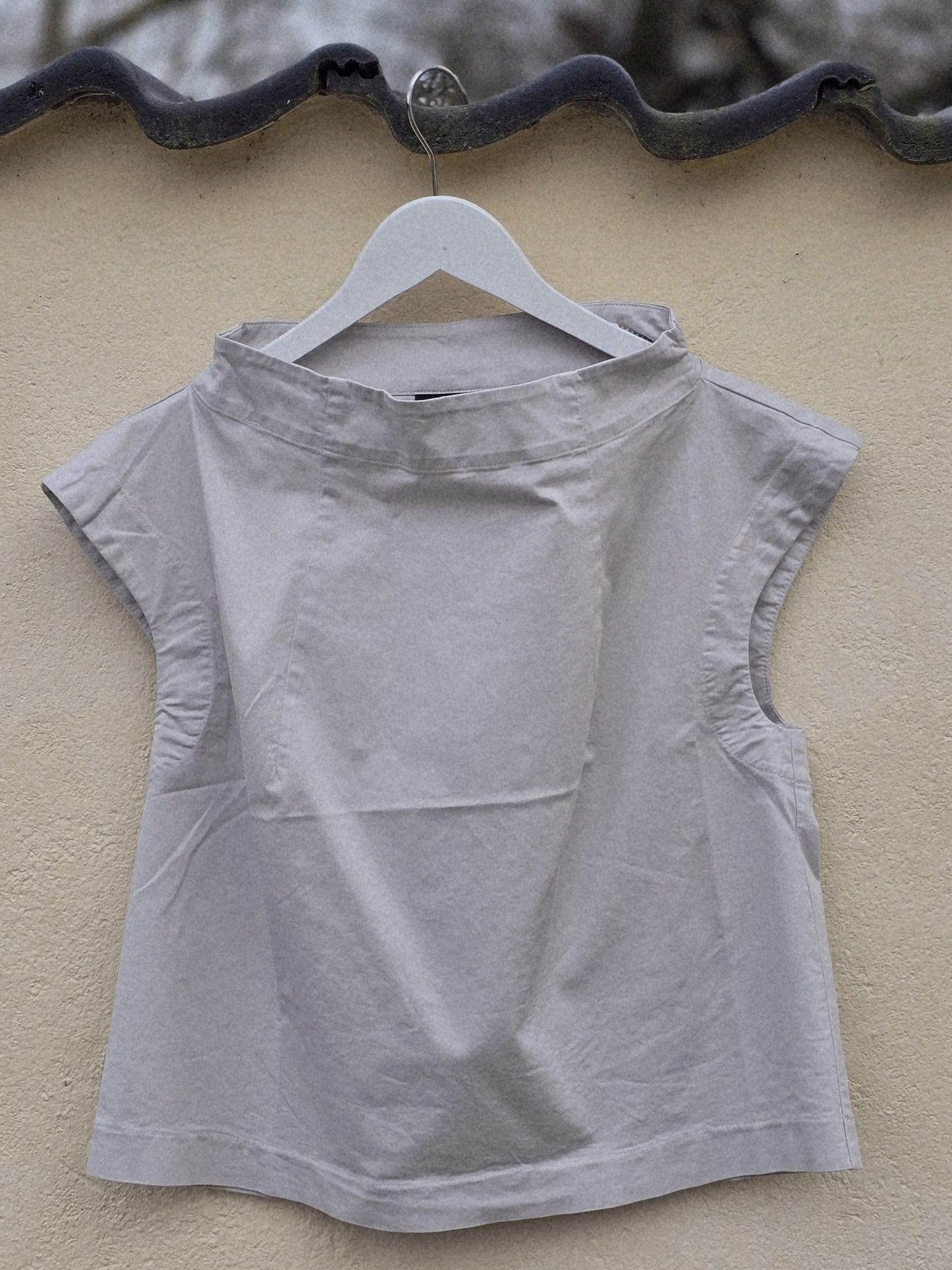 Kort bluse med høj hals