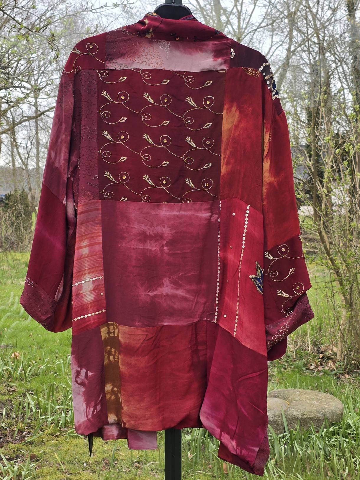Vendbar kimono i pachwork og røde farver