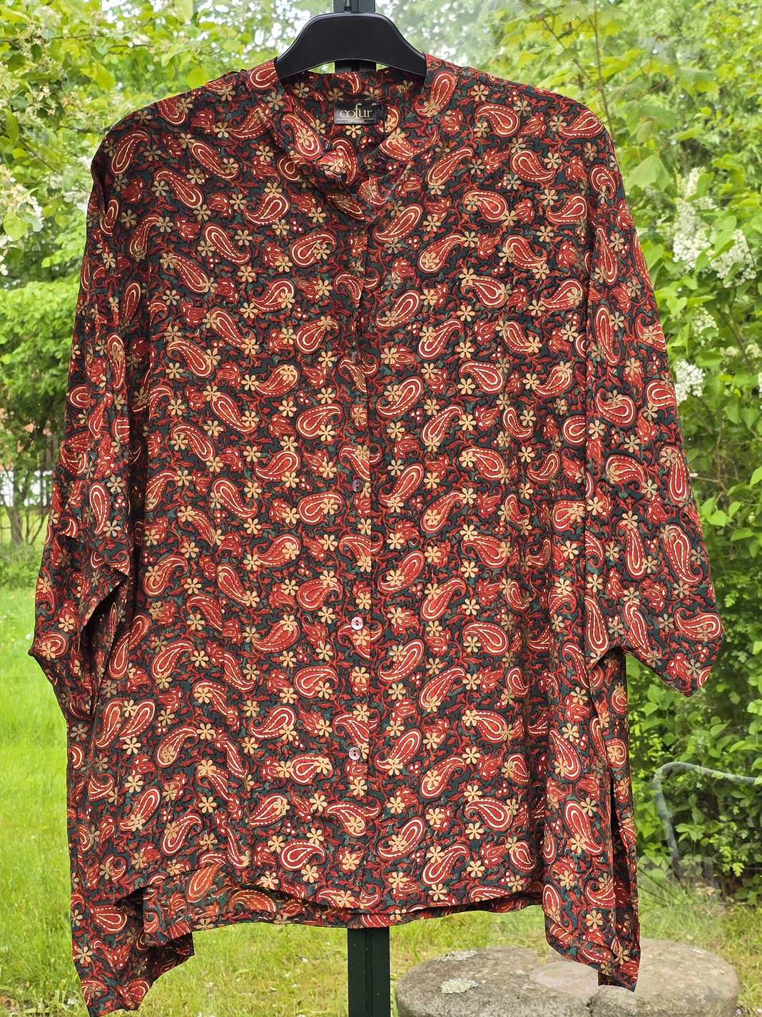 Kort "Diva" bluse i rødt Paisley mønster