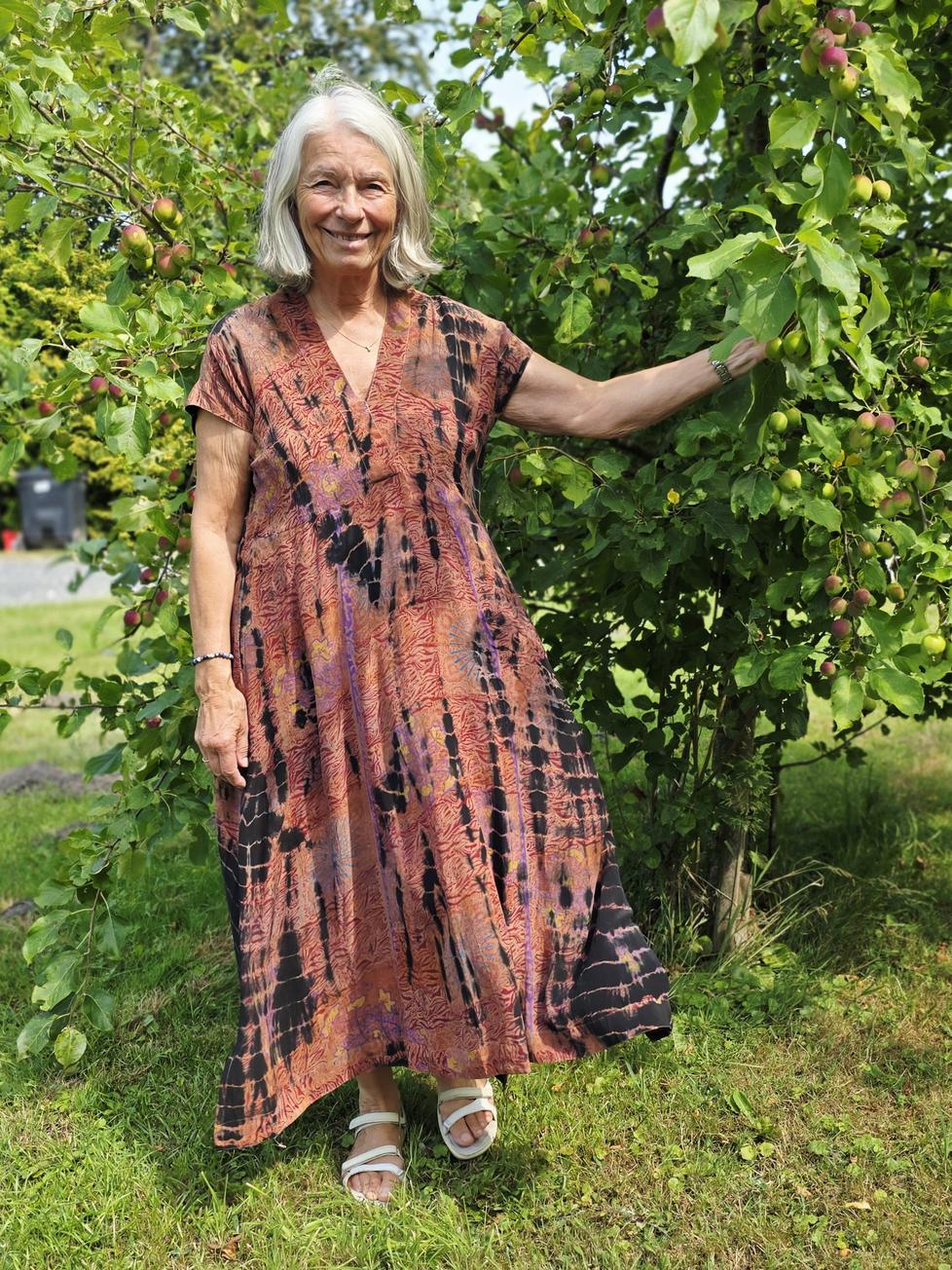 "Casual" - Rustrød silkekjole med print og batik M/L
