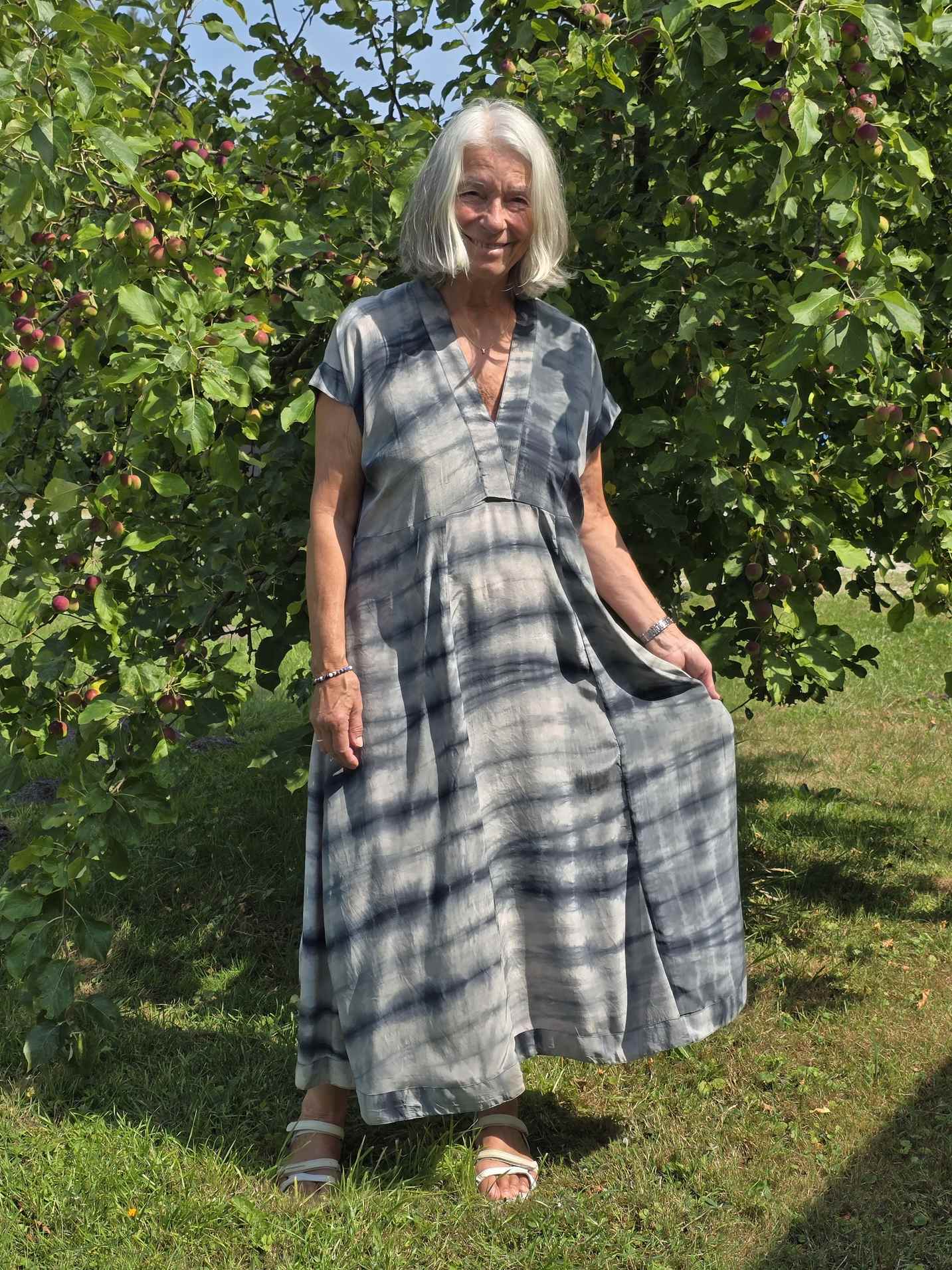 "Casual" - Blågrå silkekjole med batik M/L