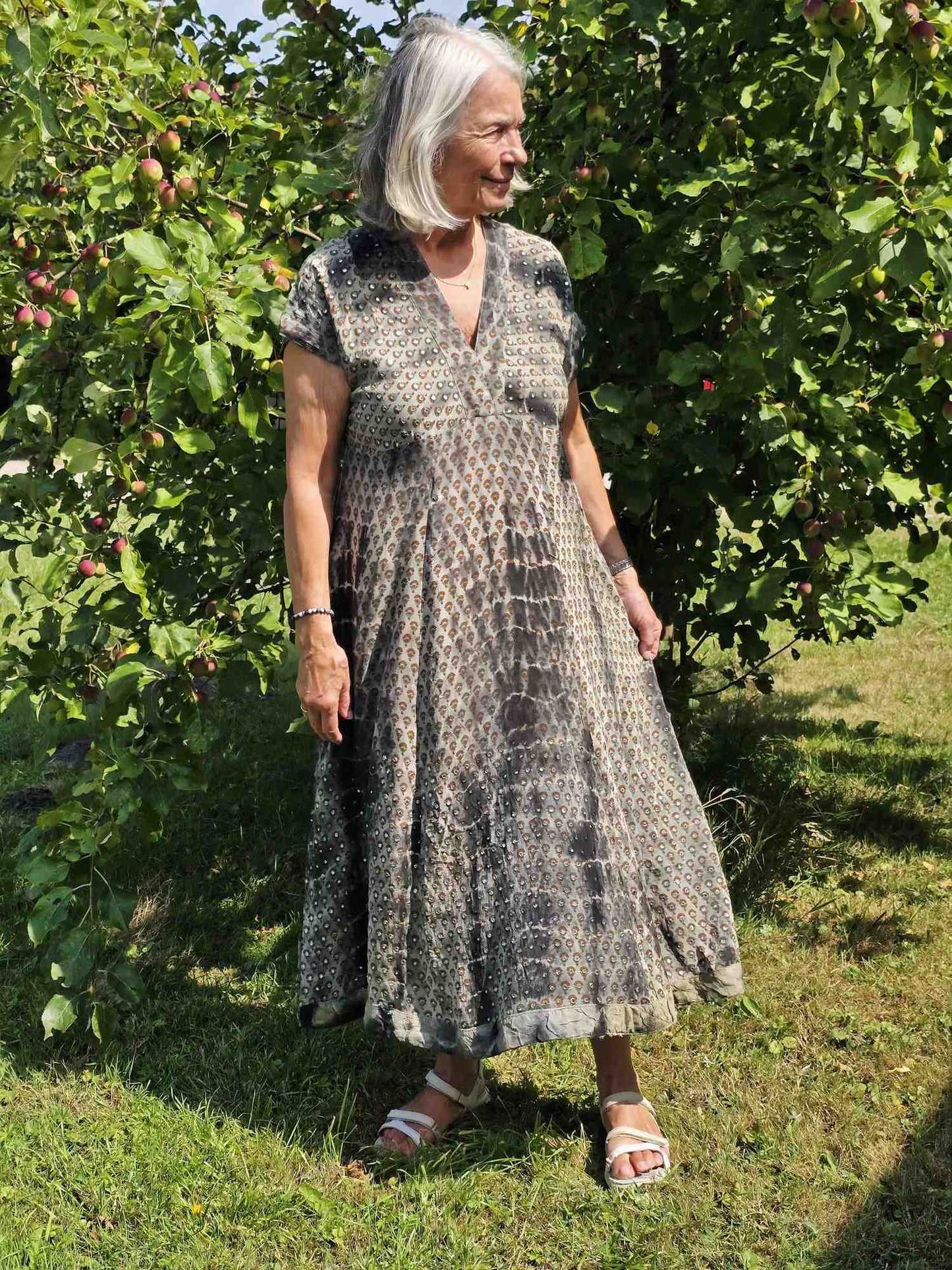 "Casual" - Blågrå med blomster og pailletter. M/L