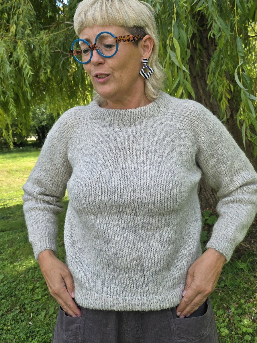 Håndstrikket sweater, lys grå