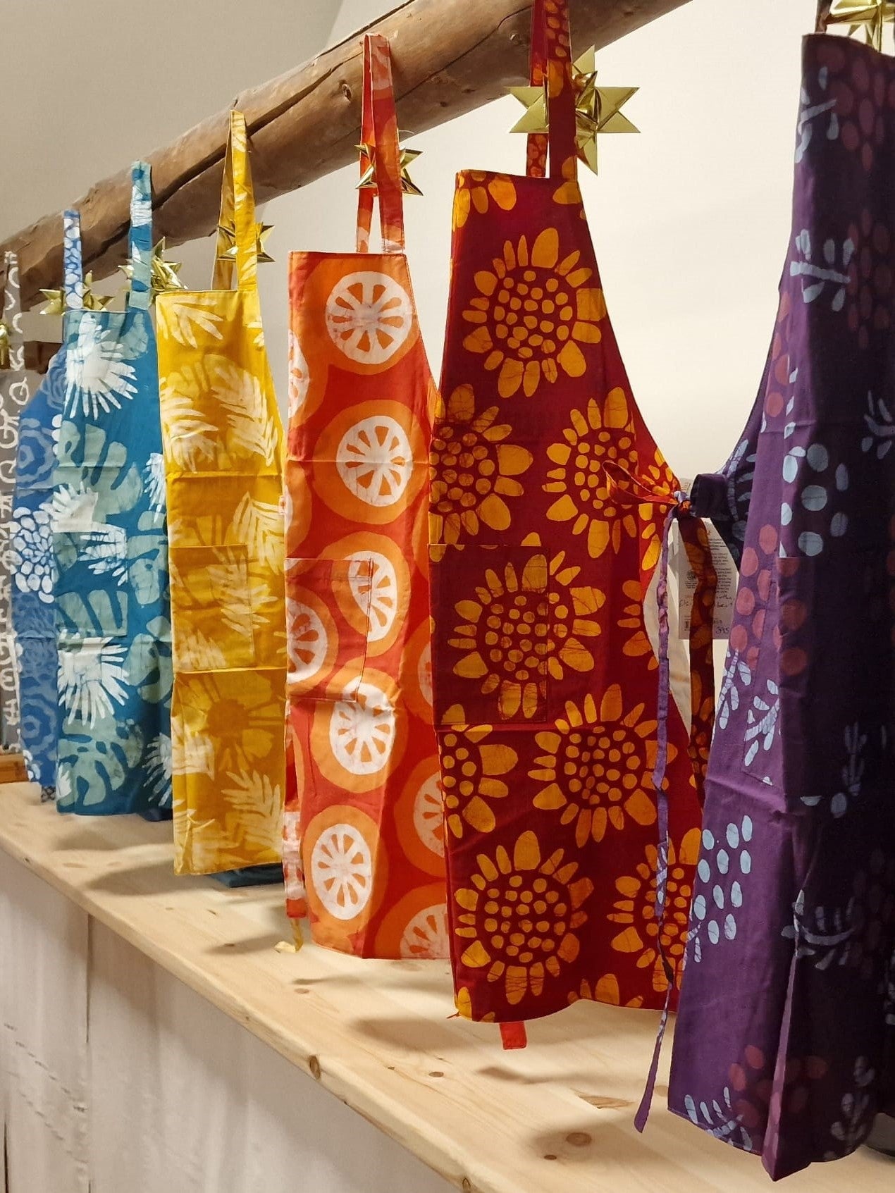 Farvestrålende, fairtrade forklæder