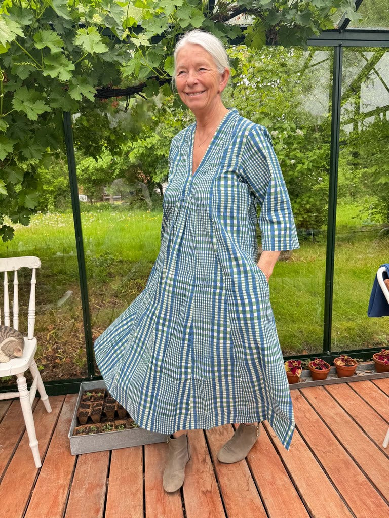 Ternet sommerkjole med 3/4 ærmer