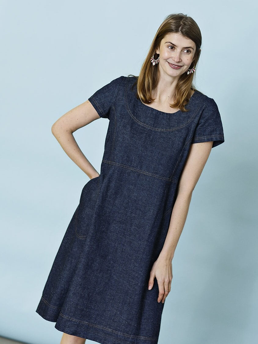 Enkel, tætsiddende kjole i denim