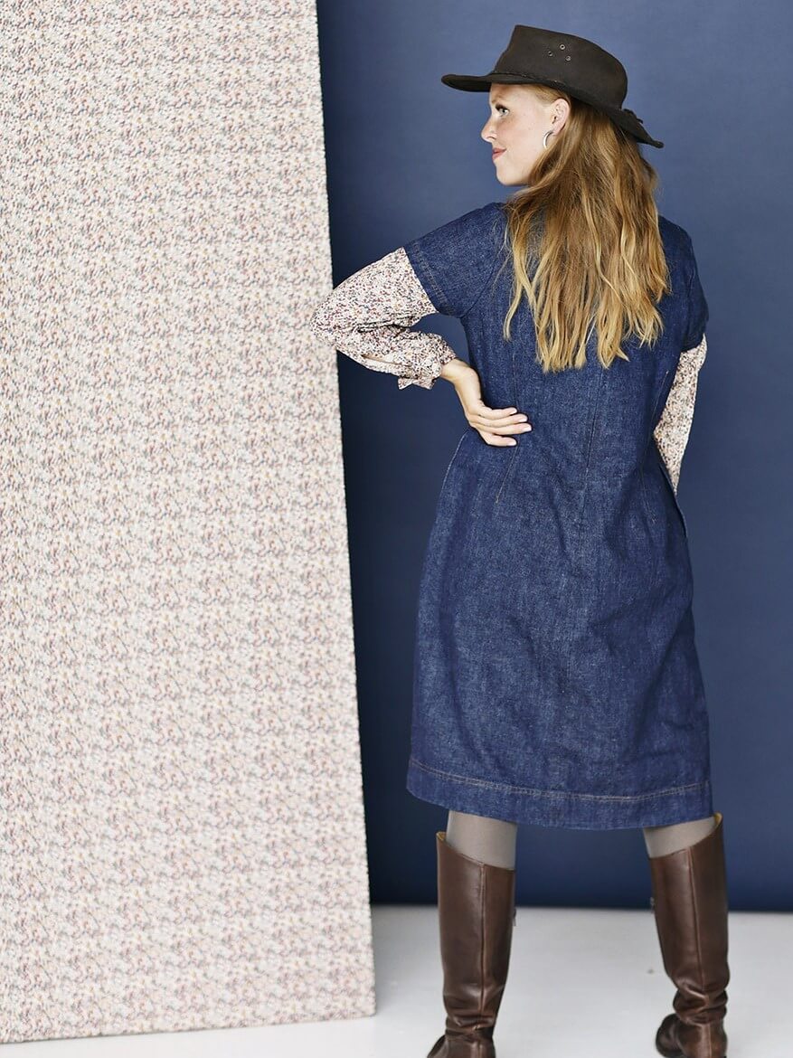 Enkel, tætsiddende kjole i denim