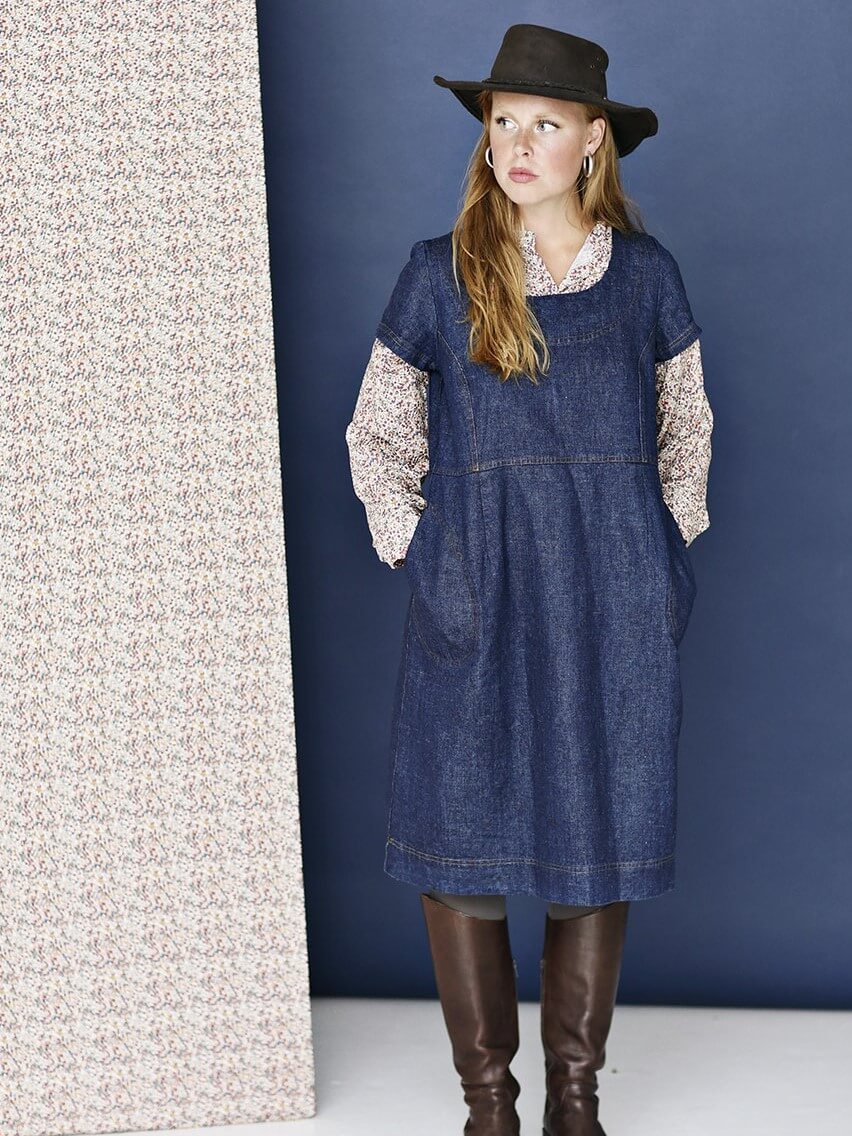 Enkel, tætsiddende kjole i denim