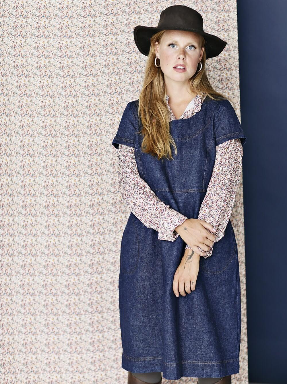Enkel, tætsiddende kjole i denim