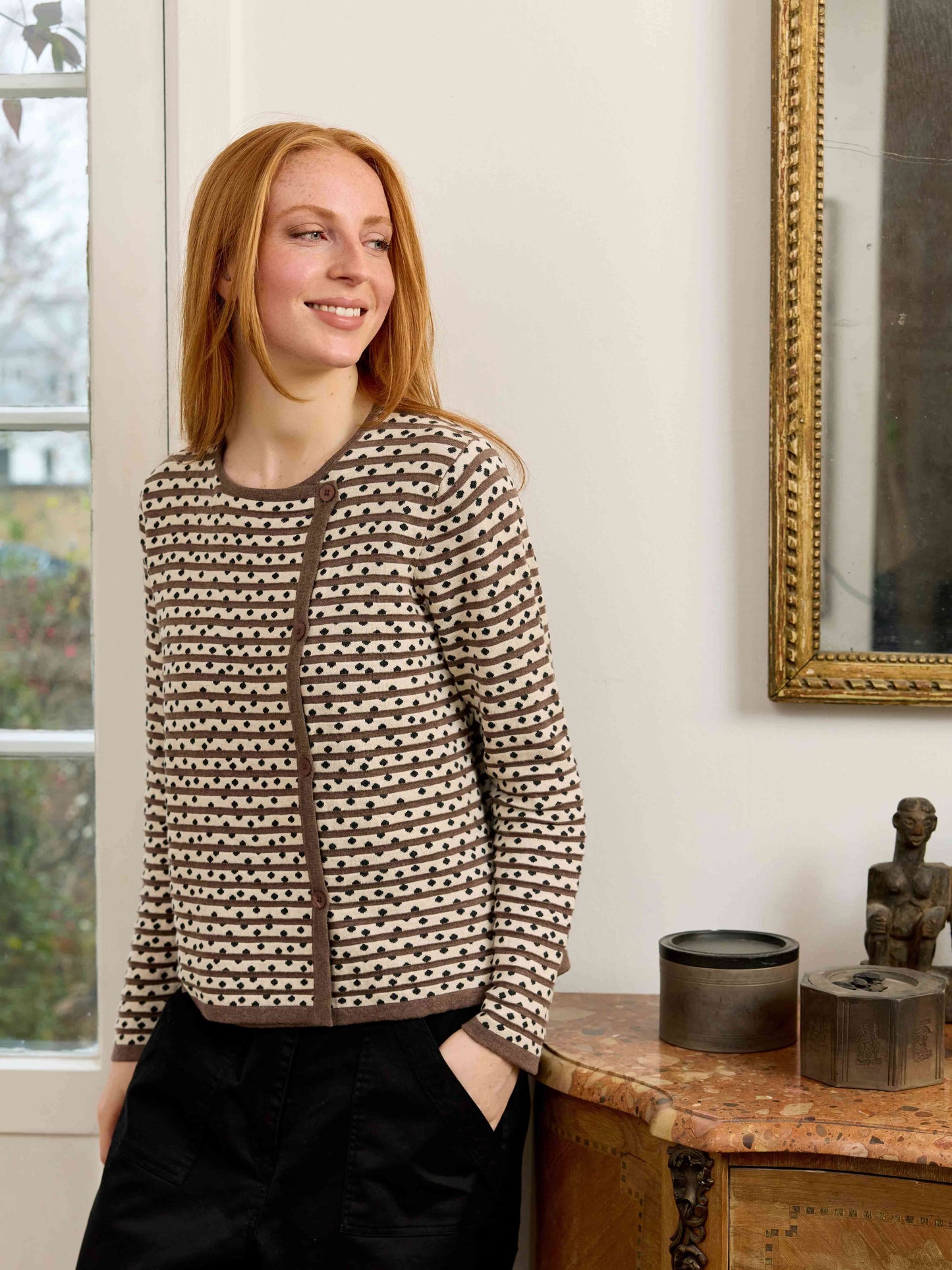 Brun bluse med asymmetrisk lukning