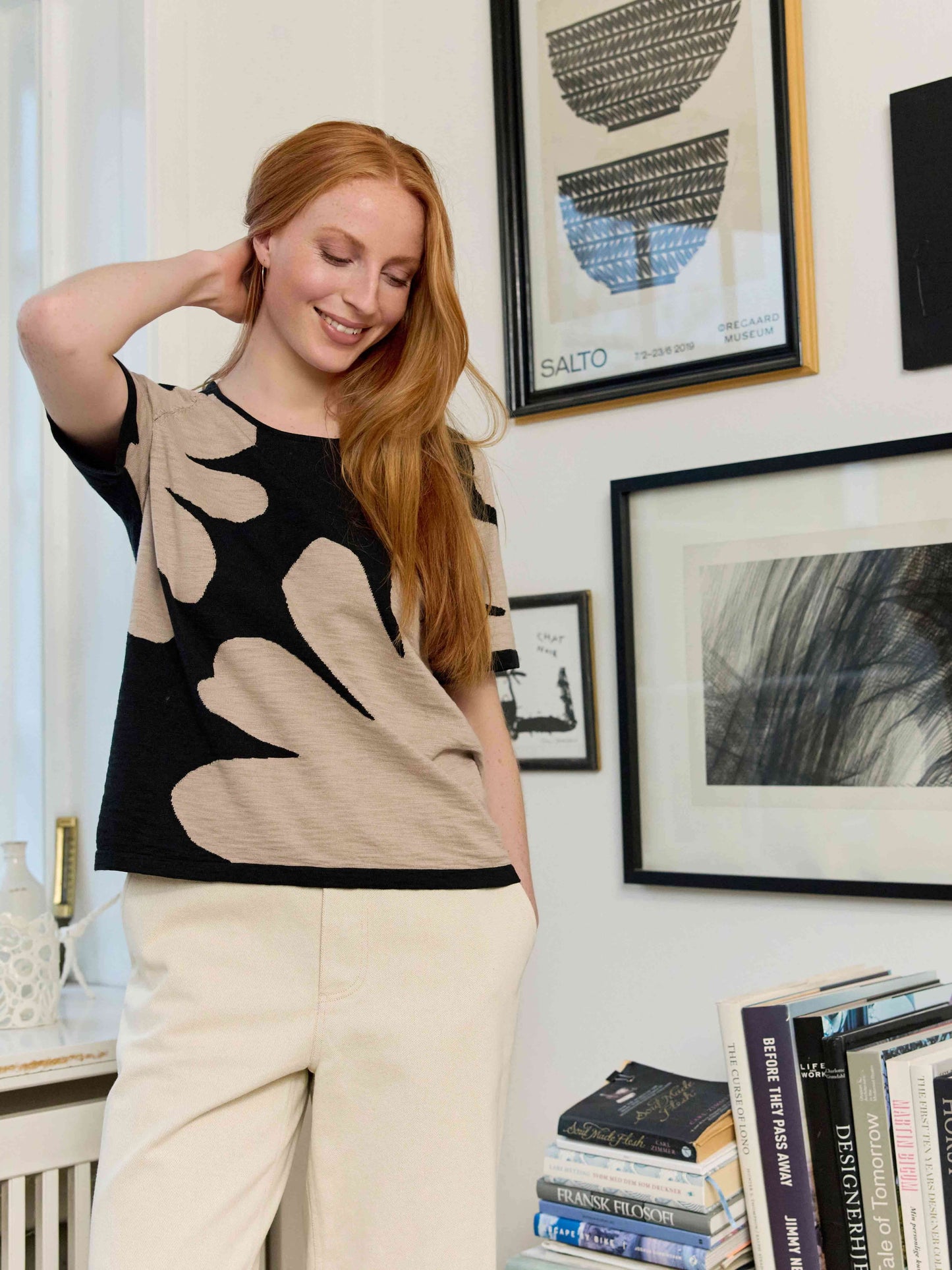 Sort/beige strikbluse med mega blomster
