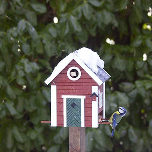 Fuglehus med både redekasse og fodringsstation