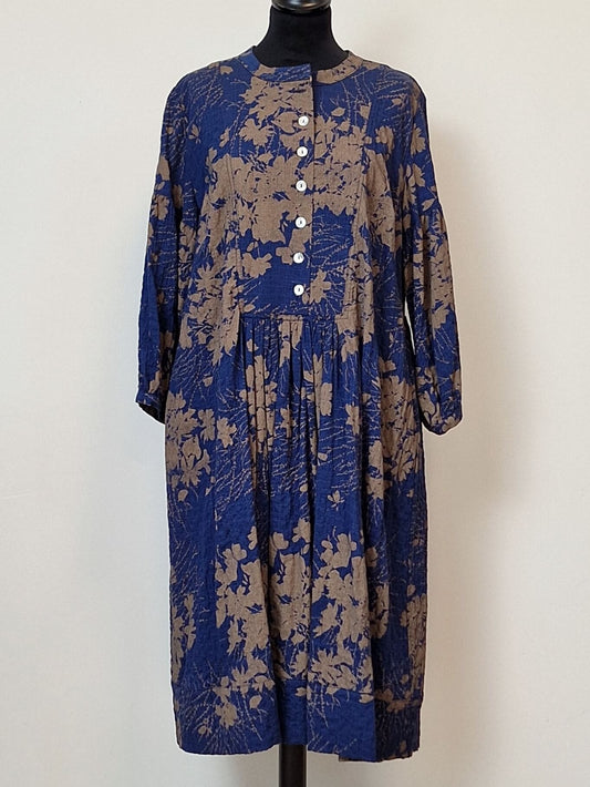 Løs kjole i blå viskose med print