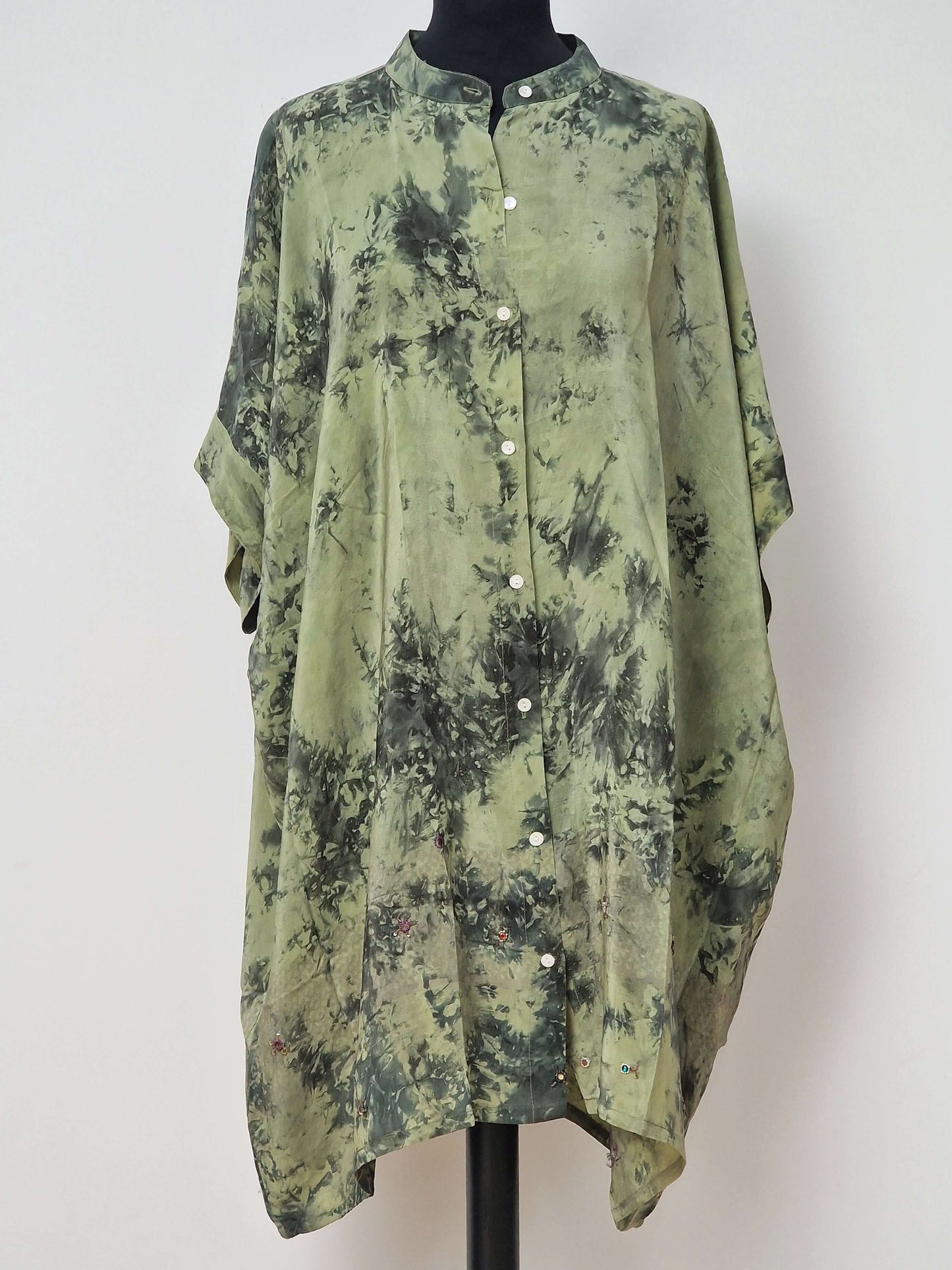 Tunika/kjole i upcyclet silke, grøn med sort batik