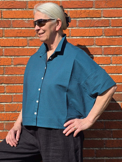 Kort petroleumsfarvet skjortebluse