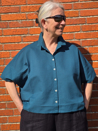 Kort petroleumsfarvet skjortebluse